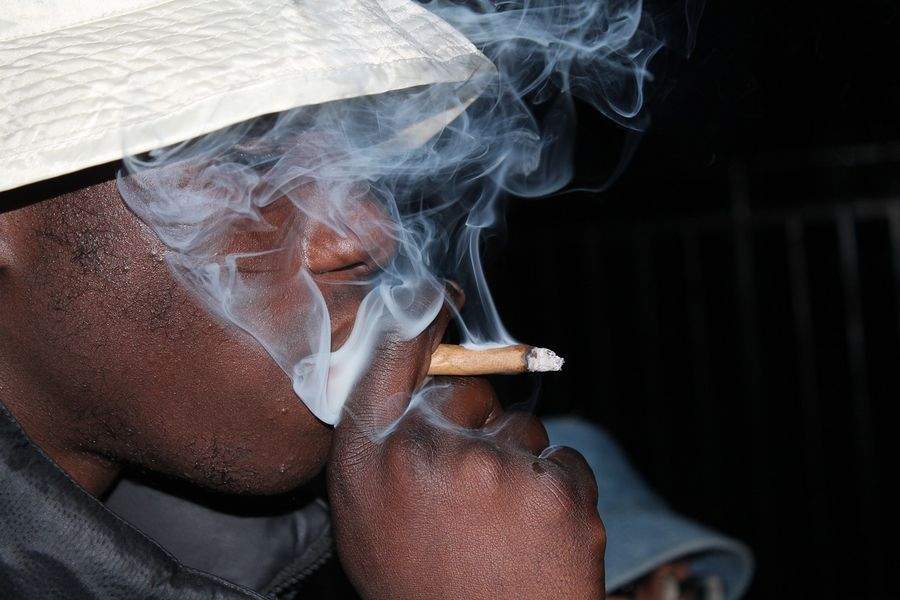 Fumadores pasivos: prueban que las pipas de cannabis emiten cuatro